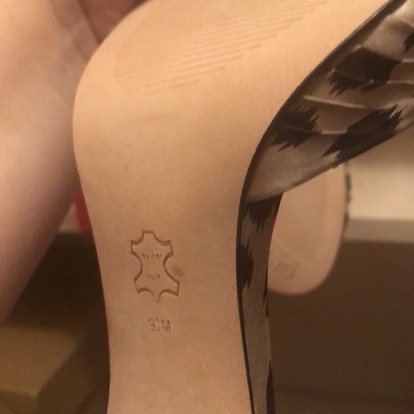 Guess satin stilettos, leather sole. - Picture 5 of 5